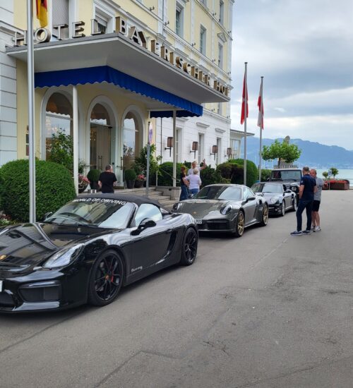 mehrere Porsches stehen vor einem Hotel - EIndruck Tour
