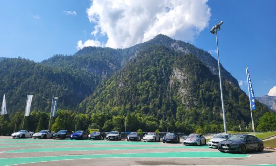 Mehrere Autos stehen auf einer Rennstrecke nebeneinander auf der Tour Kurvenjagd