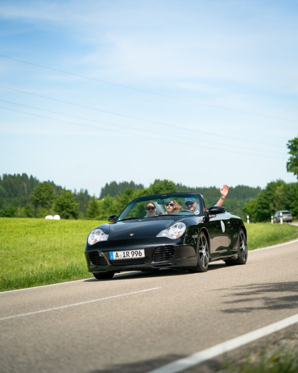 Porsche 911 mit Teilnehmern haben Spaß