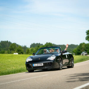 Porsche 911 mit Teilnehmern haben Spaß