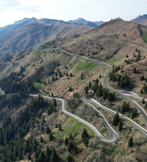 Passstraße mit vielen Kurven hoch zum Pass - Beispielbild von der Tour Giro Sportivo d'Italia