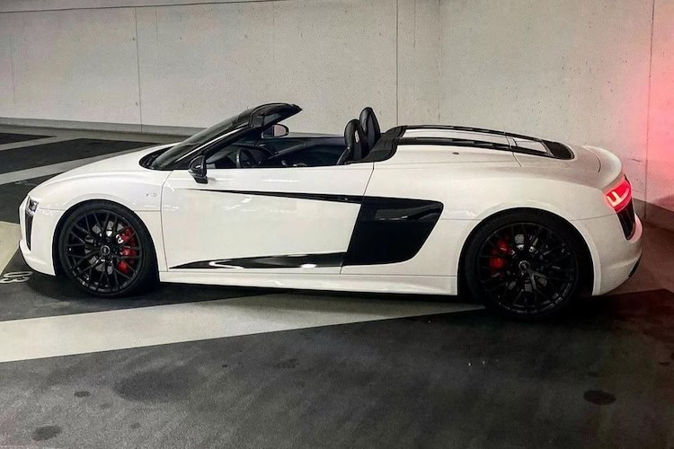 Seitenansicht vom Audi R8 V10 Spyder in Dortmund