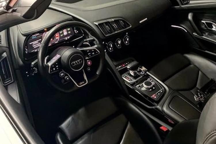Innenraum vom Audi R8 V10 Spyder in Dortmund