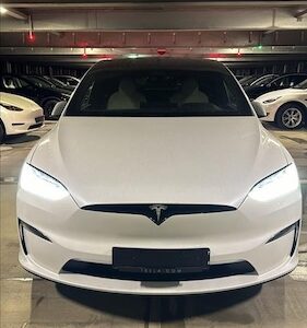 frontansicht vom Tesla Model S Plaid in Paderborn