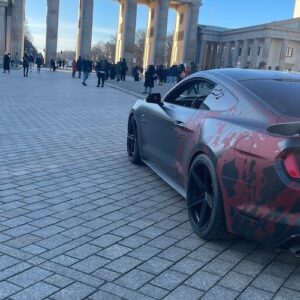 Heckansicht seitlich vom Ford Mustang GT Shelby Optik in Berlin