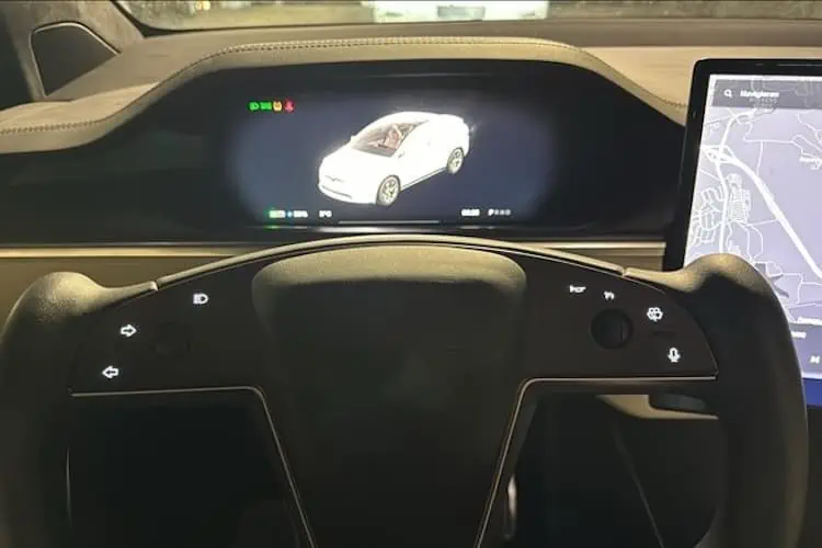 Lenkrad vom Tesla Model S Plaid in Paderborn