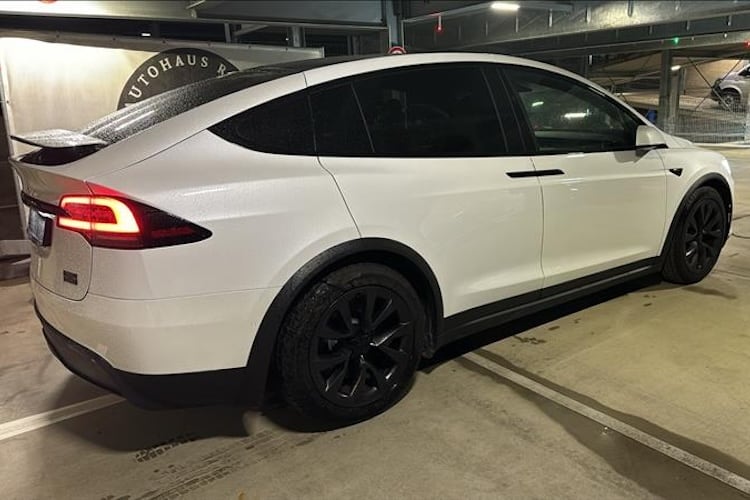 Seitenansicht vom Tesla Model S Plaid in Paderborn
