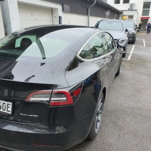 Seitenansicht hinten vom Tesla Model 3 in Paderborn