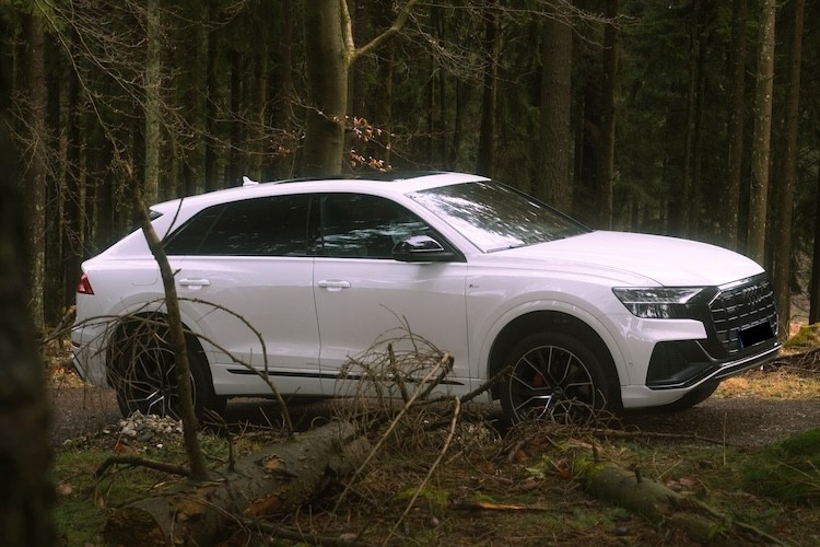 Seitenansicht Audi SQ8 mieten in Frankfurt