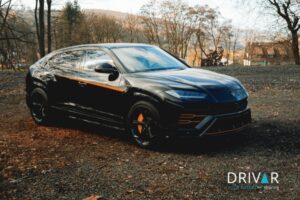 Seitliche Ansicht eines schwarzen Lamborghini Urus SUV, der durch sein elegantes Design und seine starke Präsenz besticht.