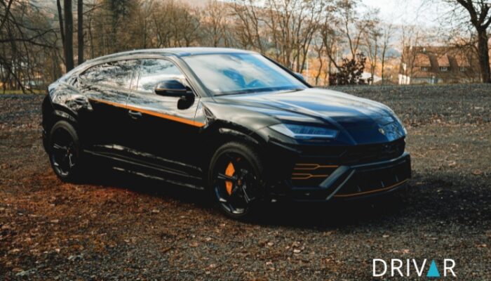 Seitliche Ansicht eines schwarzen Lamborghini Urus SUV, der durch sein elegantes Design und seine starke Präsenz besticht.
