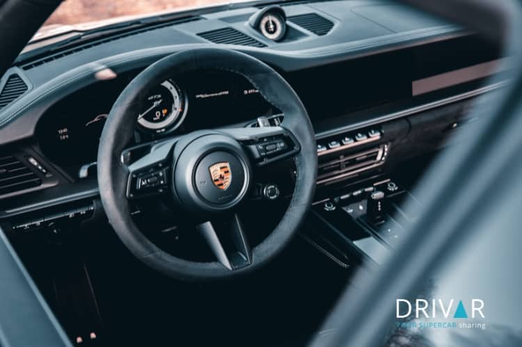 Innenraum Fahrer vom Porsche 992 Carrera GTS in Kassel