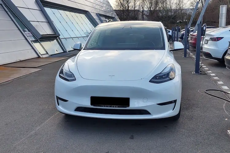 Frontansicht vom Tesla Model Y Performance in Paderborn