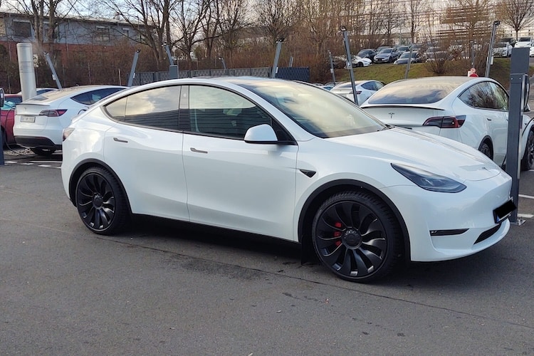 Seitenansicht vom Tesla Model Y Performance in Paderborn