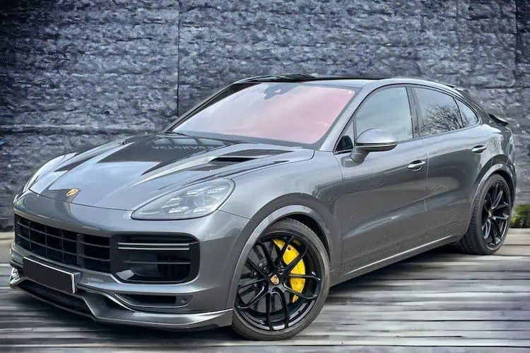Frontansicht vom Porsche Cayenne Turbo in Freiburg