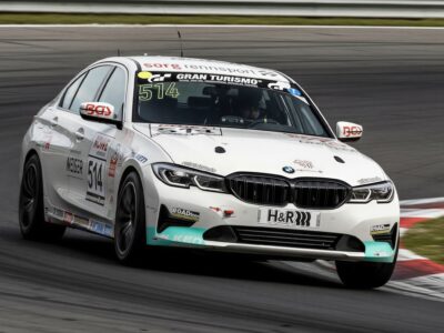 BMW G20 330i auf der Rennstrecke hero