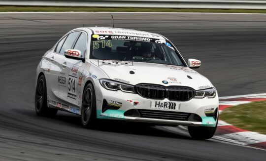 BMW G20 330i auf der Rennstrecke hero