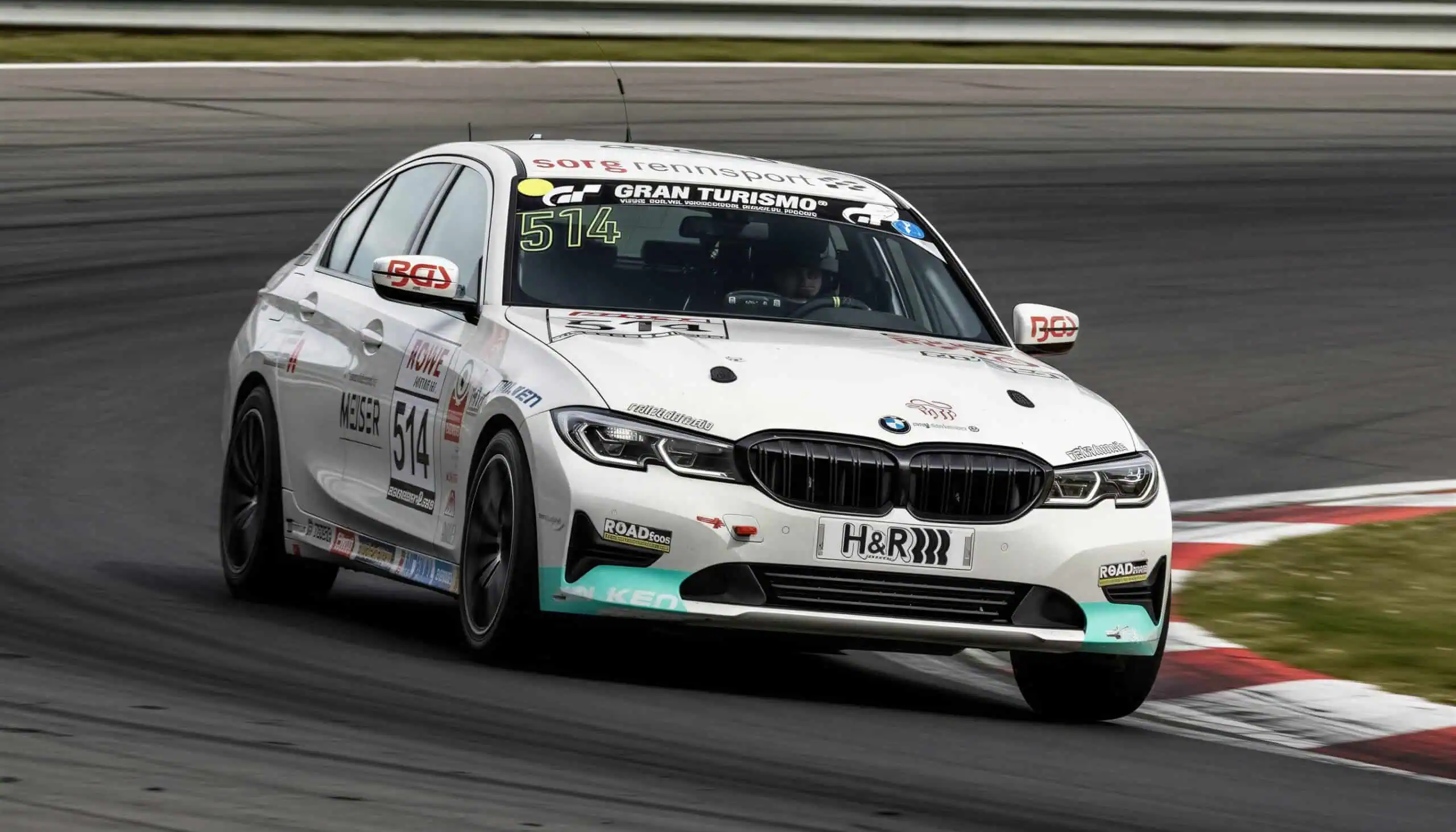 BMW G20 330i auf der Rennstrecke hero