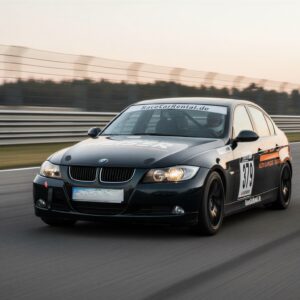BMW E90 325i auf der Rennstrecke hero