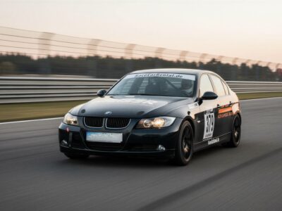 BMW E90 325i auf der Rennstrecke hero