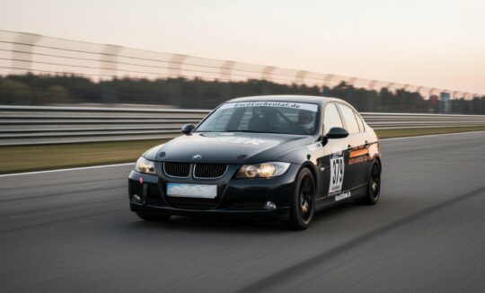 BMW E90 325i auf der Rennstrecke hero