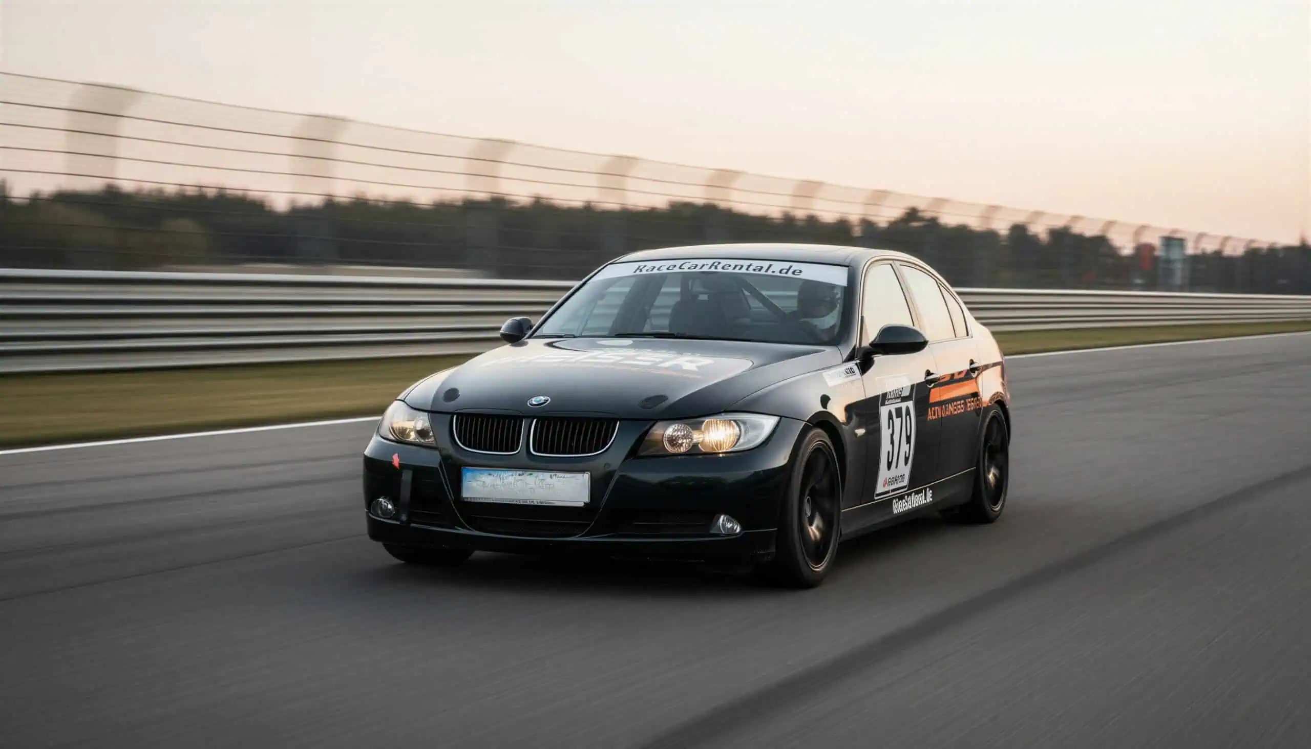 BMW E90 325i auf der Rennstrecke hero