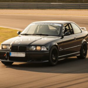 BMW E36 325i auf der Rennstrecke hero