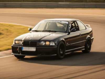BMW E36 325i auf der Rennstrecke hero