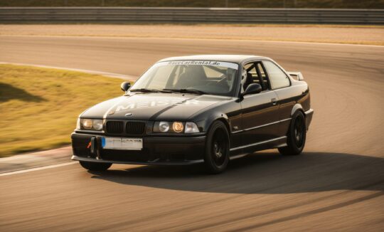 BMW E36 325i auf der Rennstrecke hero