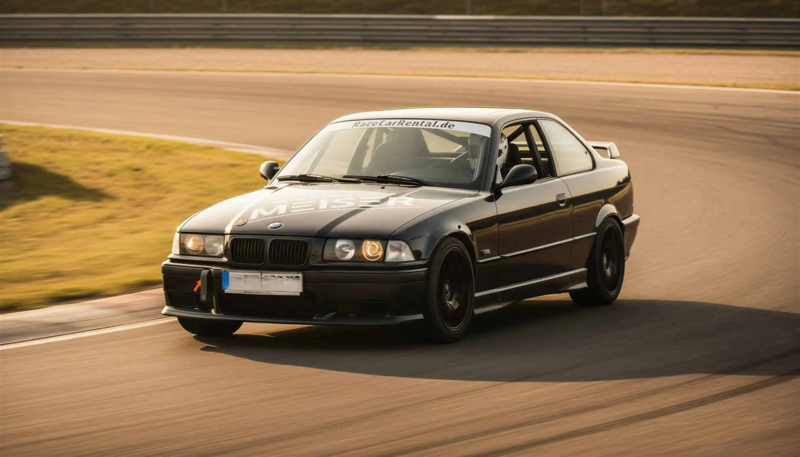 BMW E36 325i auf der Rennstrecke hero