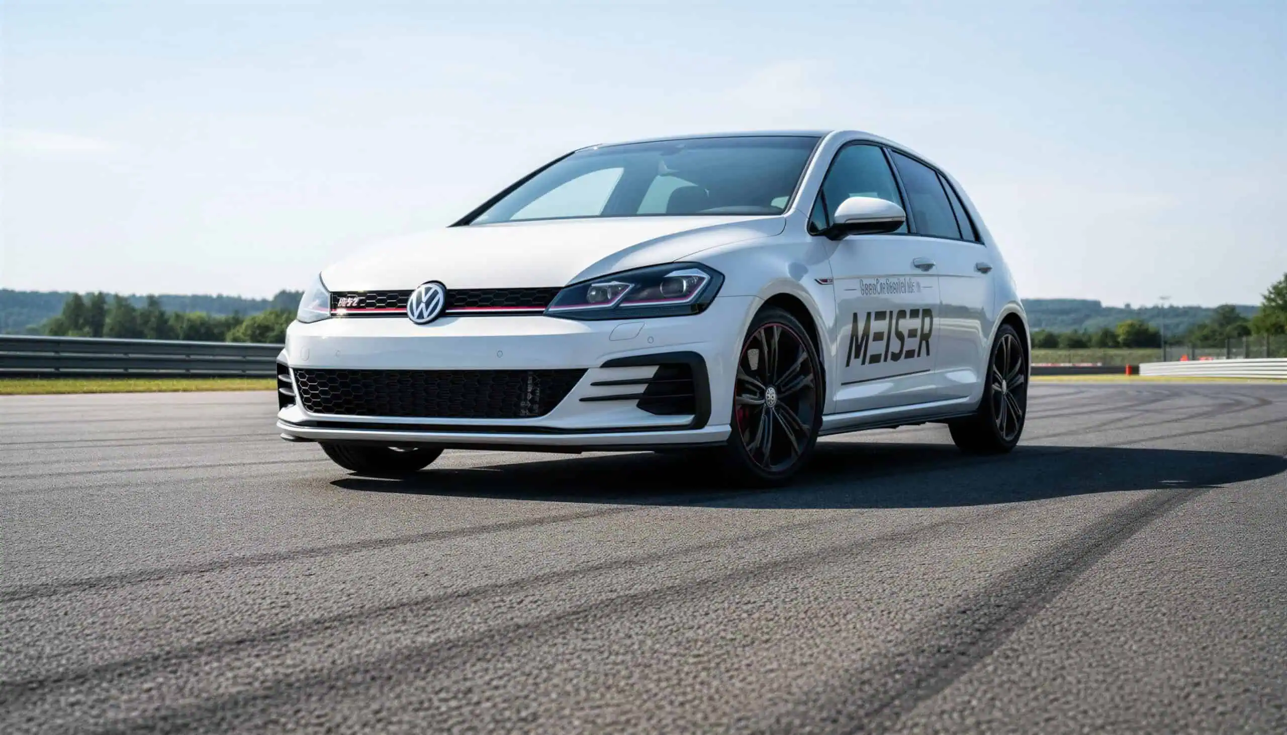 VW Golf GTI Performance auf der Rennstrecke herro
