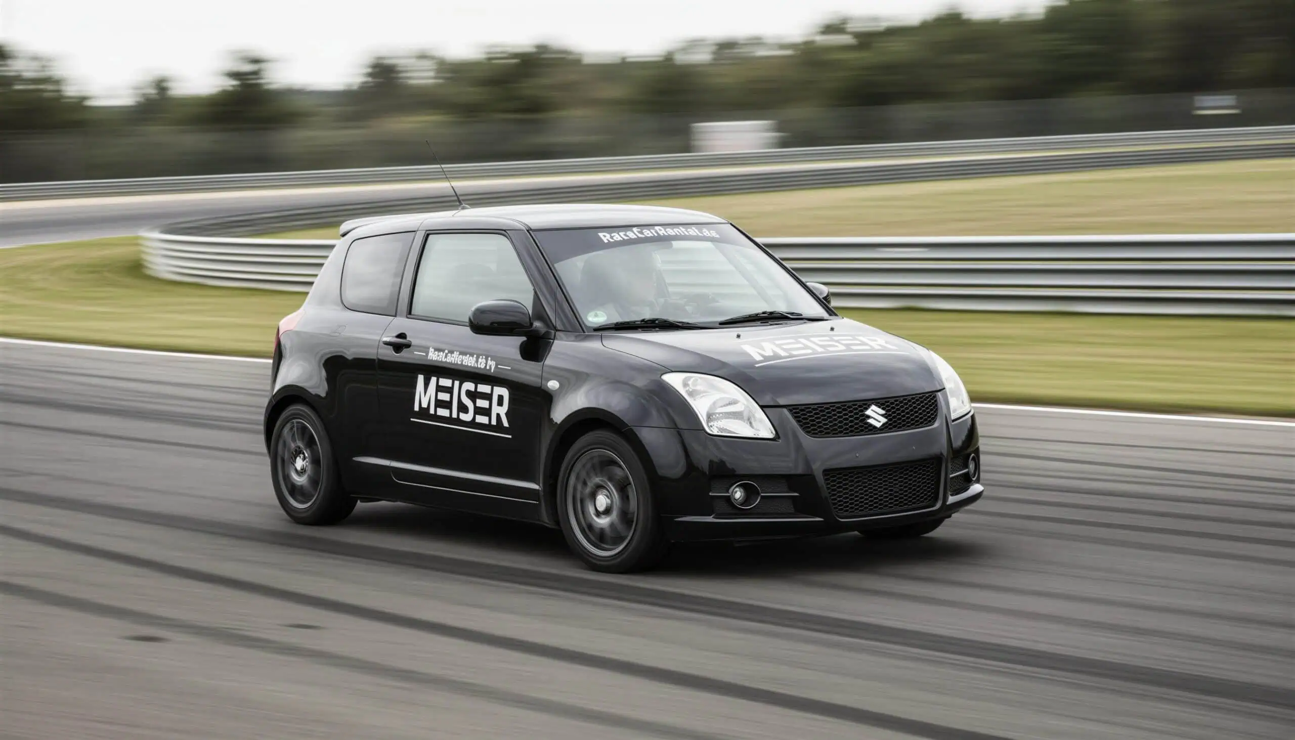 Suzuki Swift Sport auf der Rennstrecke hero