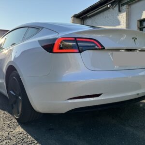 Heckansicht von Tesla Model 3 mieten in Berlin
