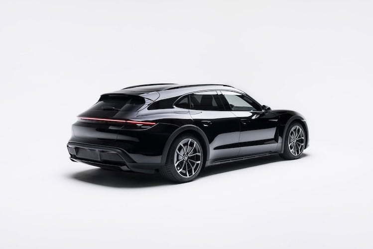 Heckansicht vom Porsche Taycan Cross Tourismo in Köln
