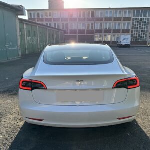 Heckansicht Tesla Model 3 mieten in Berlin