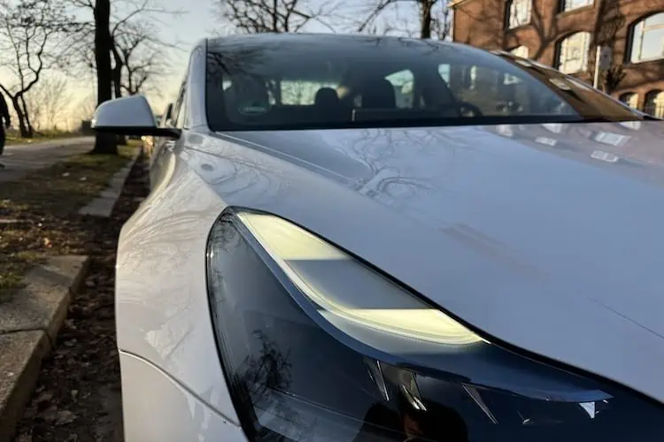 Vorderlicht vom Tesla Model 3 mieten in Berlin