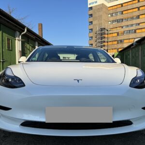 Frontansicht vom Tesla Model 3 mieten in Berlin