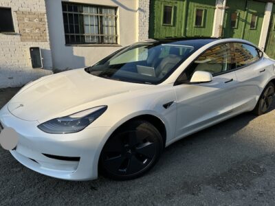Seitenansicht vom Tesla Model 3 mieten in Berlin