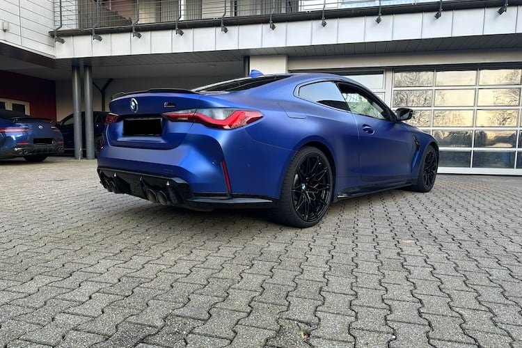 Seitenansicht hinten vom BMW M4 Competition in Dortmund