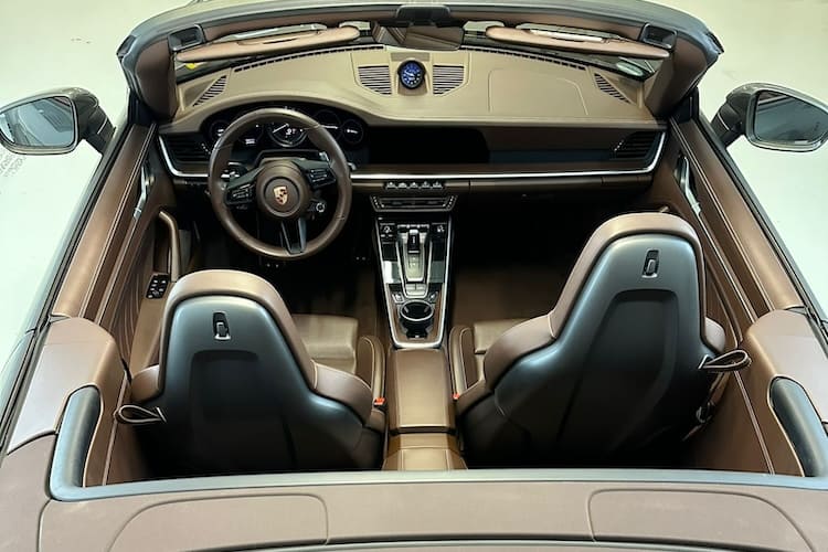 Innenraum vom Porsche 992 GTS Cabrio in München