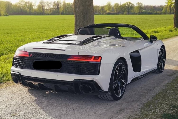 Heckansicht von Audi R8 Spyder mieten in Dortmund