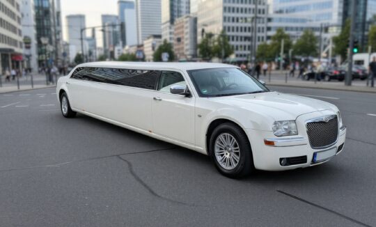 Chrysler 300C Stretch Limousine mieten in Essen hero
