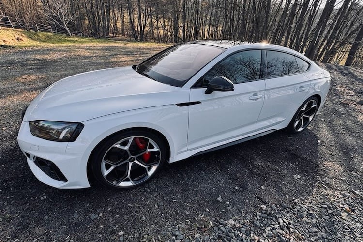 Seitenprofil links von Audi RS5 Sportback mieten in Kassel