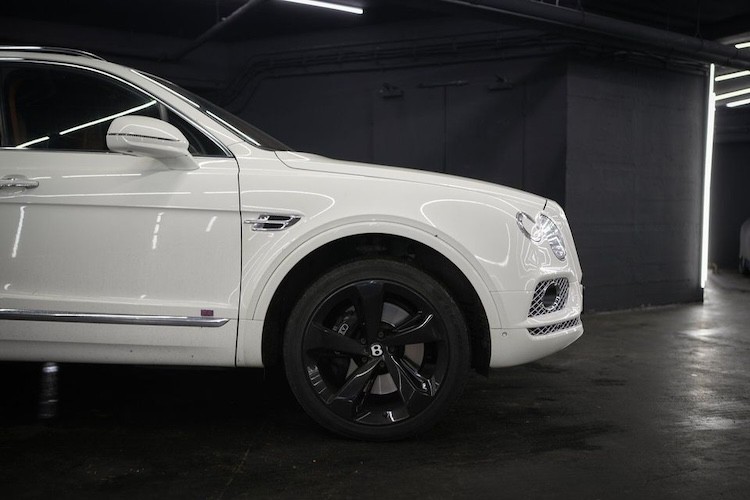 Vorderreifen von Bentley Bentayga First Edition in Berlin