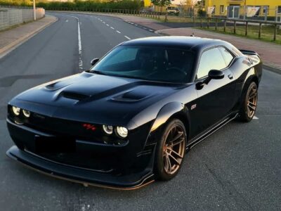 Vorderseite von Dodge Challenger Shaker mieten in Frankfurt