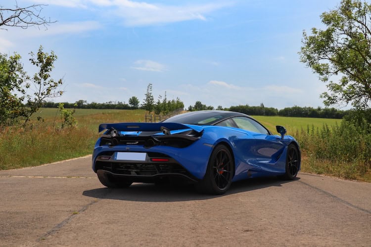 Seitenansicht hinten vom McLaren 720s in Erfurt