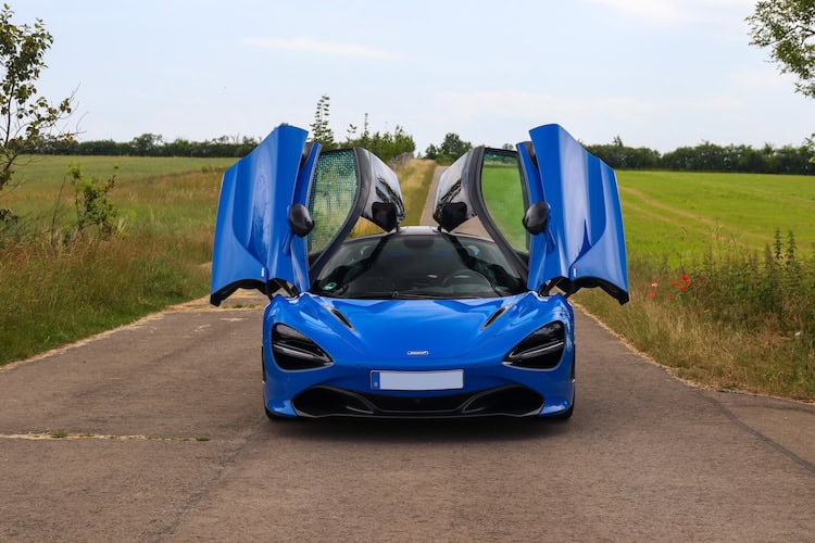 Frontansicht Türen offen vom McLaren 720s in Erfurt