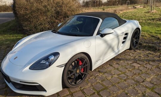 Seitenansicht von PORSCHE 718 GTS SPYDER MIETEN IN HANNOVER