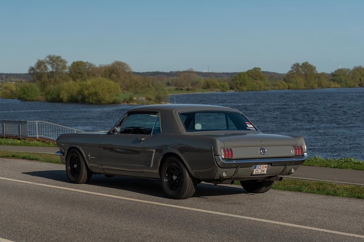 Heckansicht seitlich vom Ford Mustang Oldtimer in Hamburg