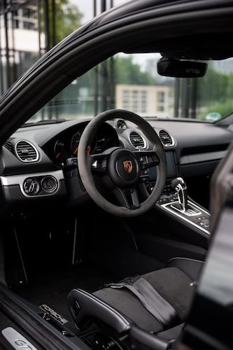 Interieur vom Porsche Cayman GT4 in Bielefeld